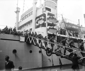 Te Amsterdam arriveert het schip Groote Beer met militairen uit Indië, Bestanddeelnr 902-7654