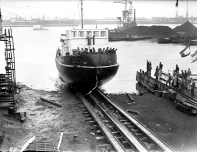 Te water lating bij Verschure & Co Walvis ijsbreker, Bestanddeelnr 903-3662