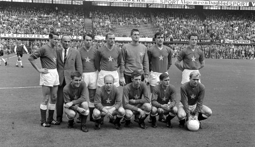 Teamfoto van MVV staand Krisp, trainer Donnenfeld, Toenaer, Nemes, Korver, Tha, Bestanddeelnr 919-5260