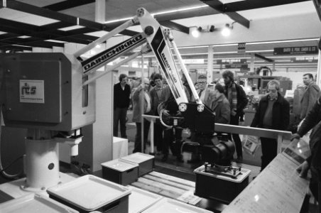 Technobeurs 82 in Utrechtse Jaarbeurs. Een industriele robot op de beurs die doz, Bestanddeelnr 932-0570