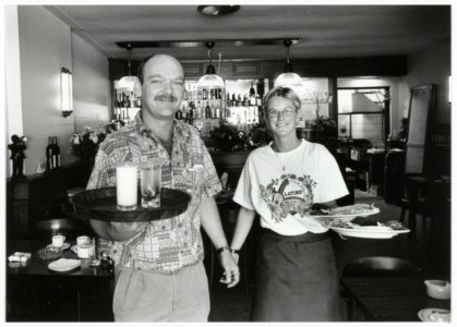 Ted Manneveld en Anneke Wik die samen Ted's Eetcafé ( voorheen Noord-Hollands Koffiehuis) aan de Floresstraat 19 exploiteren. NL-HlmNHA 54036509