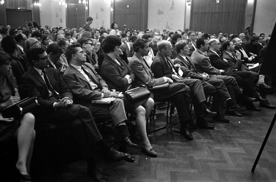 Teach-in over Binnenstad Amsterdam in Krasnapolsky een volle zaal, Bestanddeelnr 921-2871