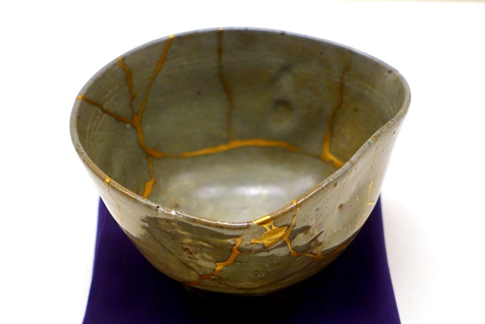 Tea bowl, Korea, Joseon dynasty, c. 1400 AD, stoneware with sanggam inlaid decoration of flower and crane under celadon glaze, gold lacquer - Ethnological Museum, Berlin - DSC02063