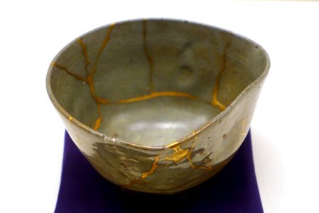 Tea bowl, Korea, Joseon dynasty, c. 1400 AD, stoneware with sanggam inlaid decoration of flower and crane under celadon glaze, gold lacquer - Ethnological Museum, Berlin - DSC02063