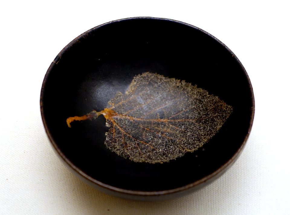 Tea bowl with a leaf, China, Jizhou kilns, Jiangxi province, Southern Song dynasty, 12th century AD, black-glazed stoneware - Ethnological Museum, Berlin - DSC01986
