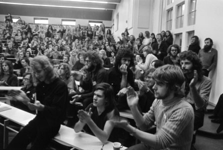 Technische Hogeschool te Delft bezet door studenten, bezetters tijdens vergaderi, Bestanddeelnr 926-0993
