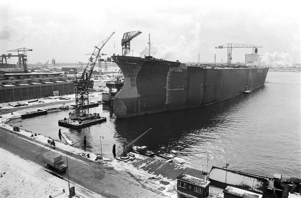 Tanker Fina Britannia 225.000 ton wordt gedoopt bij NDSM, Amsterdam Fina Brit, Bestanddeelnr 924-3245