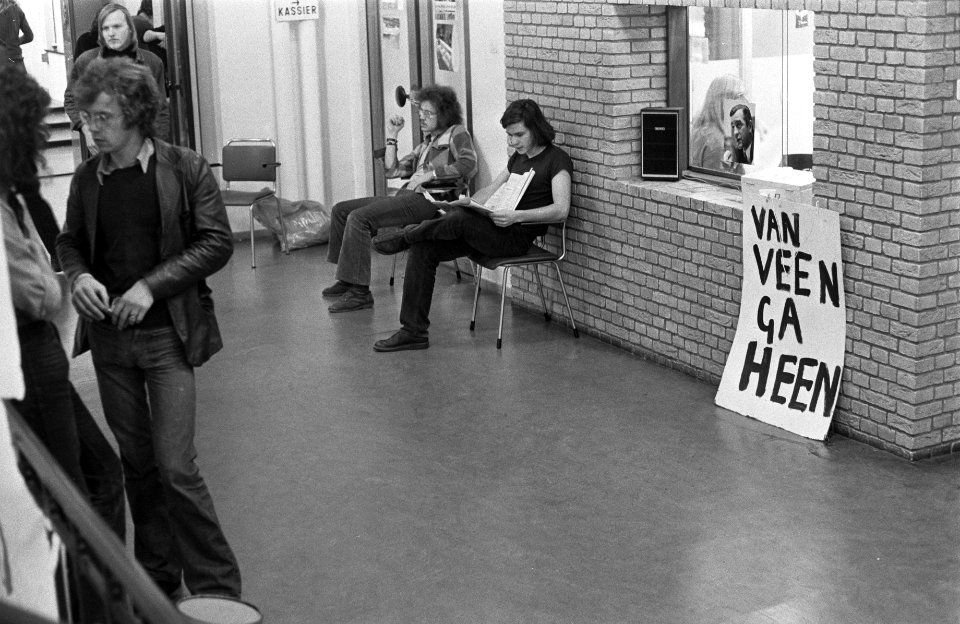 Technische Hogeschool te Delft bezet door studenten, bord Van der Veen ga heen, Bestanddeelnr 926-0994