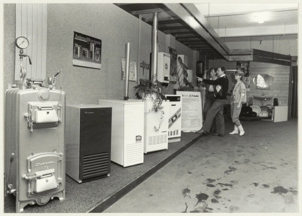 Technisch Bureau Janssens, Raamsingel 16a organiseert in de werkplaats een kleine tentoonstelling van verschillende typen centrale verwarmings installaties. NL-HlmNHA 54013874