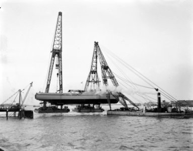 Te waterplaatsing te Kinderdijk van mijnenveger Veere bij L Smits & Zonen NV, Bestanddeelnr 907-5824