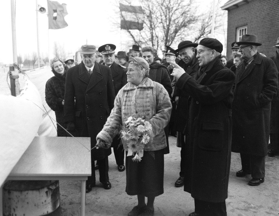 Te waterplaatsing te Kinderdijk van mijnenveger, Bestanddeelnr 907-5826