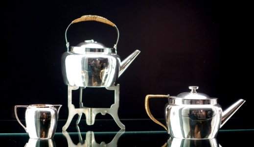 Tea set, designed by Christopher Dresser, made by Heath & Middleton, Birmingham and London, 1879, silver and wood - Bröhan Museum, Berlin - DSC03925