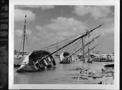 Te repareren schoeners in de haven van Oranjestad, Bestanddeelnr 935-1226