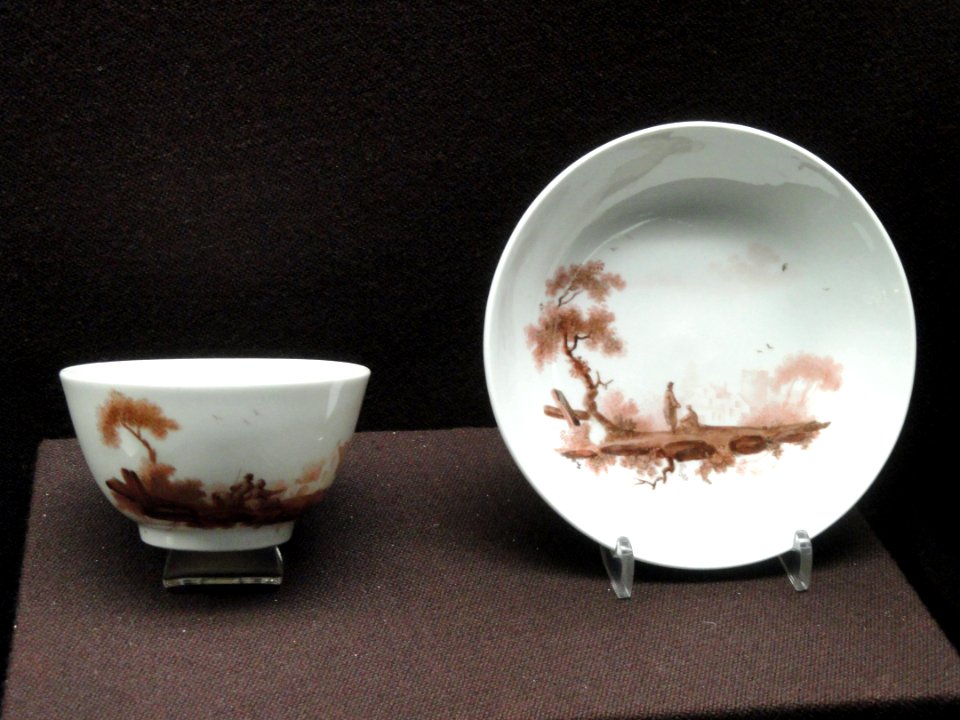 Tea bowl and saucer, c. 1782-1787, New Hall, Shelton, Staffordshire, decorator attributed to Fidelle Duvivier, hybrid hard-paste porcelain, overglaze enamels - Gardiner Museum, Toronto - DSC00768