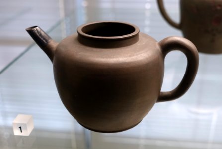 Teapot, Meissen, c. 1710-1720, black Bottger stoneware - Germanisches Nationalmuseum - Nuremberg, Germany - DSC02610