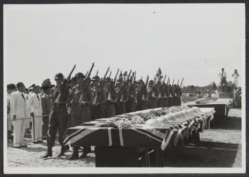 Te Palembang werd op 18 maart het burger- en militair ereveld plechtig ingewijd., Bestanddeelnr 344022 004