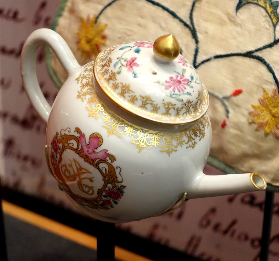 Teapot, China, c. 1760, porcelain - National Museum of American History - DSC00091