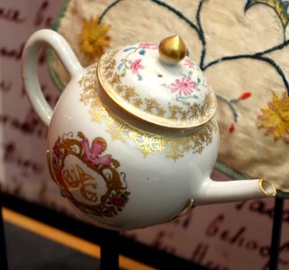 Teapot, China, c. 1760, porcelain - National Museum of American History - DSC00091