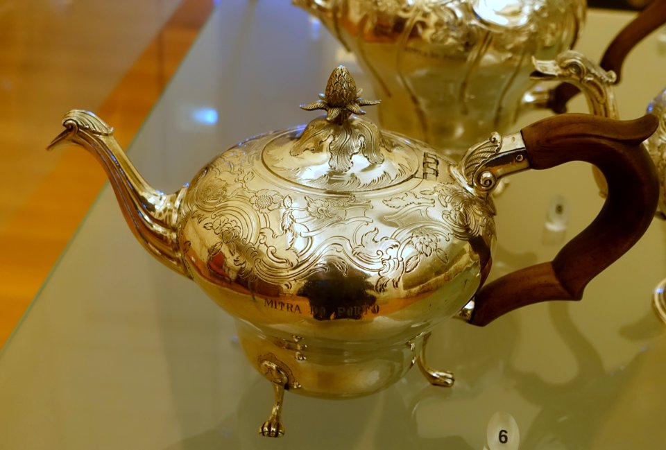 Teapot, by LAC Luis Antonio Teixeira Coelho, Porto, 1768 to c. 1784, silver, wood - Museu Nacional de Soares dos Reis - Porto, Portugal - DSC00559