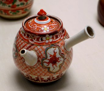 Teapot by Nin'ami Dohachi and Sahei (Aoki Mokubei), Edo period, 1800s, AD, porcelain, overglaze enamel - Tokyo National Museum - Tokyo, Japan - DSC09356