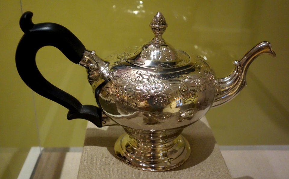 Teapot by Jacob Gerritse Lansing, Albany, c. 1765, silver - Albany Institute of History and Art - DSC08014