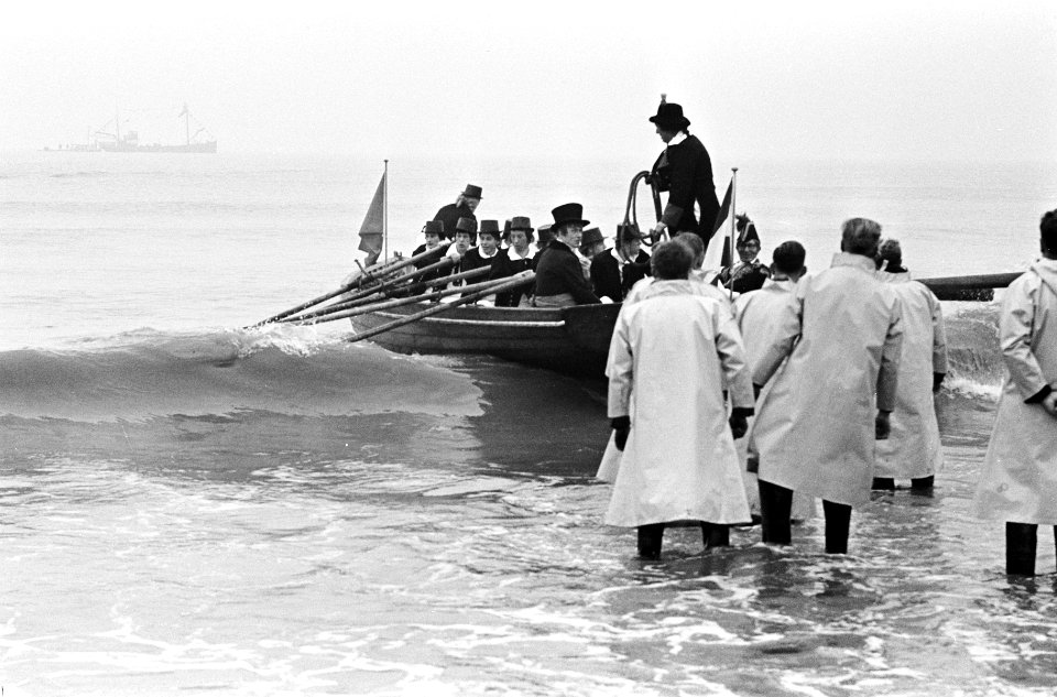 Te Scheveningen de landing en intocht van prins Willem Frederik herdacht Toesch, Bestanddeelnr 915-7967