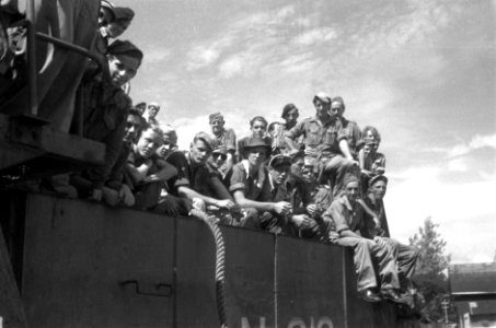 Te Semarang heeft gen.maj. J.K. Meyer, cdt. B-Divisie afscheid genomen van het D, Bestanddeelnr 526