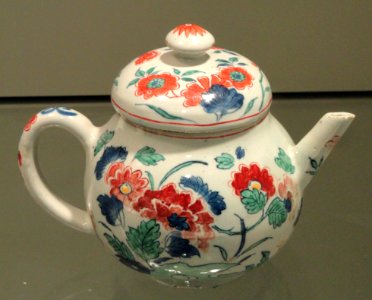 Teapot, c. 1740, Delft, tin-glazed earthenware, enamels - Gardiner Museum, Toronto - DSC00403