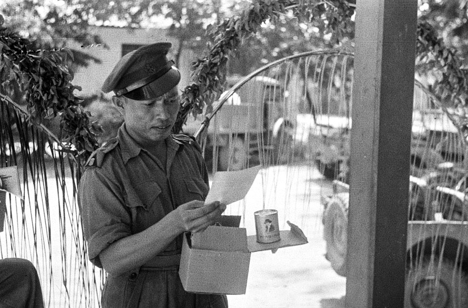 Te Poerwakarta is op grootse wijze Koninginnedag 1948 gevierd. Vele burgers en m, Bestanddeelnr 1044