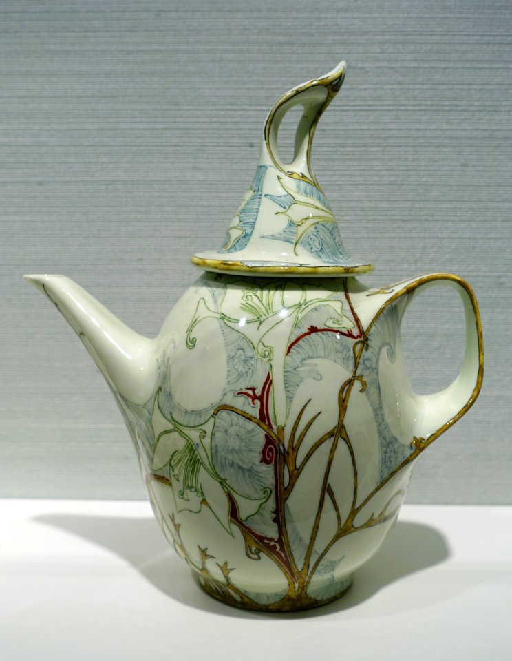 Teapot by J. Jurriaan Kok (form) & J. Schellink (decoration), Haagsche Plateelbakkerij, Rozenburg, Den Haag, 1900, porcelain - Hessisches Landesmuseum Darmstadt - Darmstadt, Germany - DSC00816