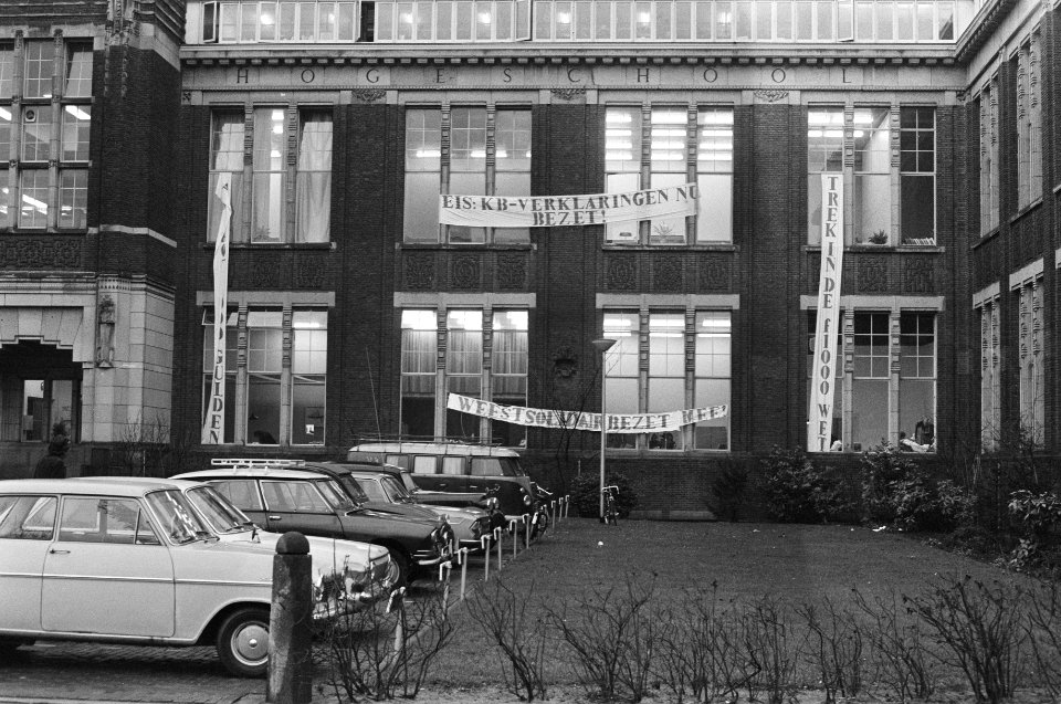 Technische Hogeschool te Delft bezet door studenten, exterieur bezet gebouw met , Bestanddeelnr 926-0998