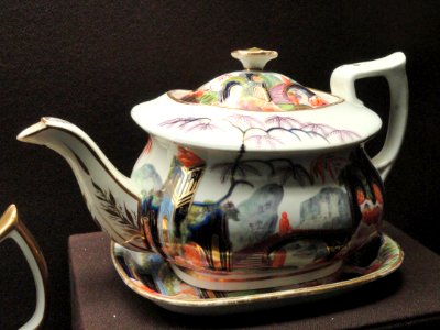 Teapot and stand, London shape, c. 1813-1816, Minton, bone china, overglaze iron-red enamel, gilding - Gardiner Museum, Toronto - DSC00790