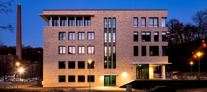 Technisches Rathaus Tübingen von der Wilhelmstraße zur blauen Stunde 2019