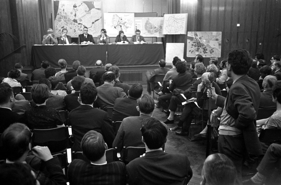 Teach-in over Binnenstad Amsterdam in Krasnapolsky een volle zaal, Bestanddeelnr 921-2869