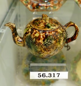 Teapot, Staffordshire, England, 1760-1770, creamware with sponged underglaze metalic oxides, HC 56.317 - Flynt Center of Early New England Life - Deerfield, Massachusetts - DSC04460