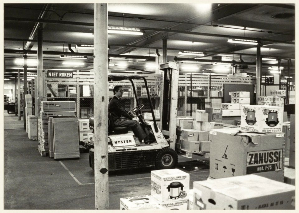 Technische groothandel voor loodgieters- en electriciteitsbedrijven aan de Zijlweg, het magazijn., NL-HlmNHA 54010752