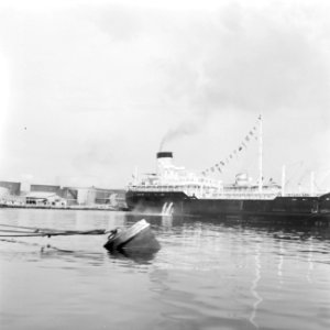 Tanker bij de Isla-raffinaderij in Willemstad, Bestanddeelnr 252-3775