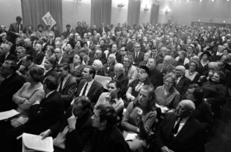 Teach-in over de kerk in de binnenstad in Kras de heer Nagel interrumpeerde vele, Bestanddeelnr 921-8695