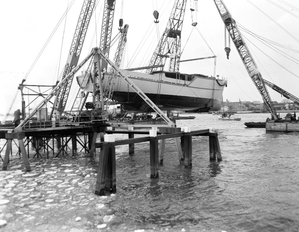 Te waterplaatsing te Kinderdijk van mijnenveger, Bestanddeelnr 907-5823