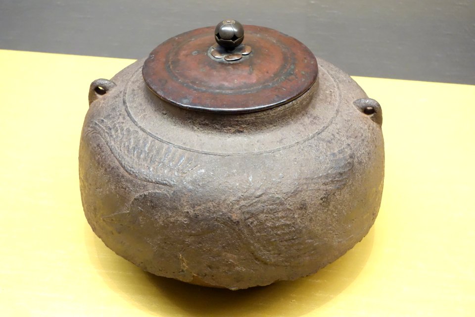 Tea Kettle, Ashiya ware, Hinnari type, Muromachi period, 15th-16th century, crow design known as Nure garasu - Tokyo National Museum - DSC05863