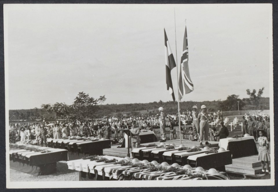 Te Palembang werd op 18 maart het burger- en militair ereveld plechtig ingewijd., Bestanddeelnr 344022 014