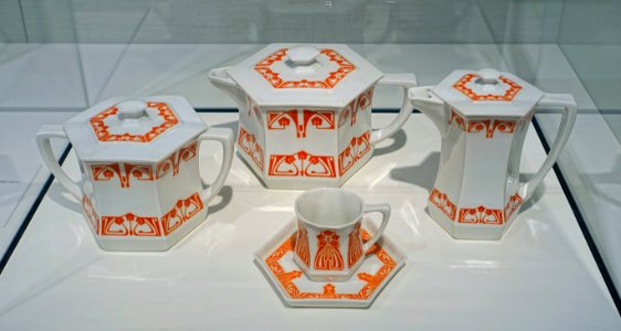 Tea service by Peter Behrens, Gebr. Bauscher factory, Weiden Oberpfalz, 1901, porcelain - Hessisches Landesmuseum Darmstadt - Darmstadt, Germany - DSC01014