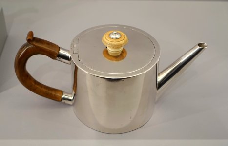 Teapot by Robert Makepeace I, British, 1777-1778, silver, fruitwood, ivory - Fogg Art Museum, Harvard University - DSC02042