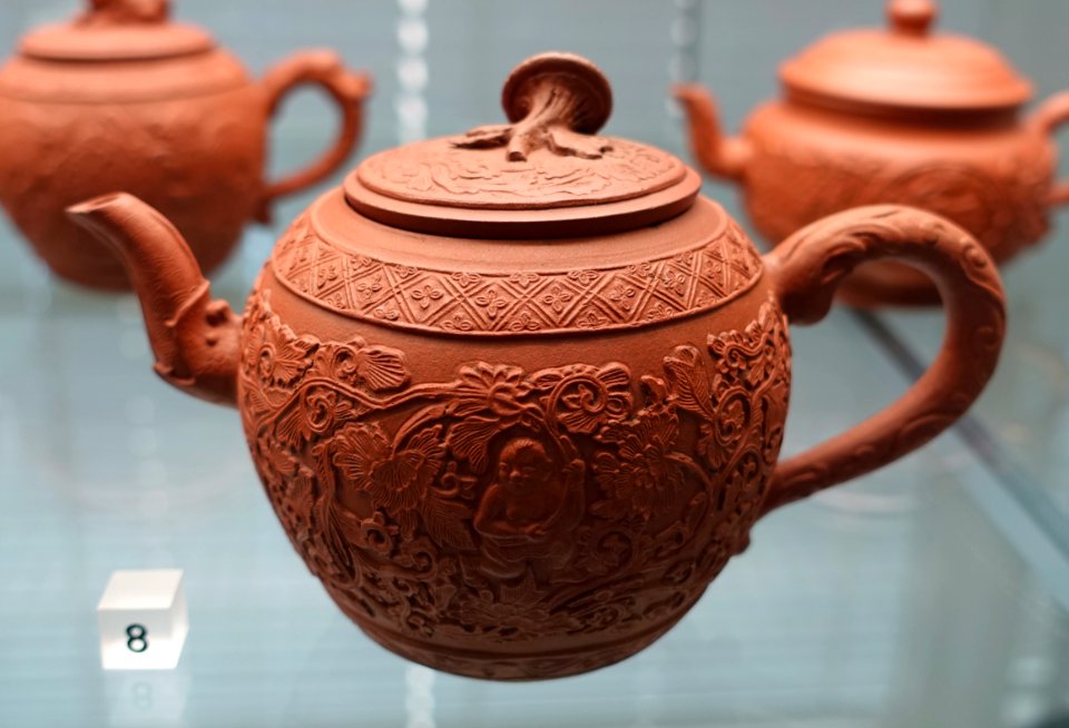 Teapot, England, 1700-1750, reddish brown stoneware - Germanisches Nationalmuseum - Nuremberg, Germany - DSC02618
