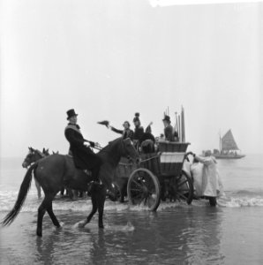 Te Scheveningen de landing en intocht van prins Willem Frederik herdacht Toesch, Bestanddeelnr 915-7968