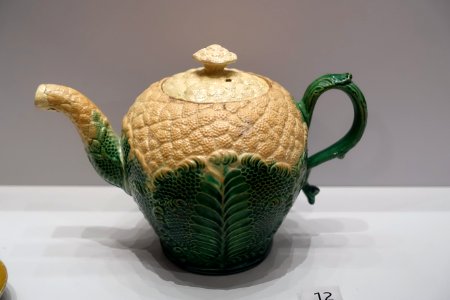 Teapot, Josiah Wedgwood, 1765, cream-colored earthenware, green glaze - Wedgwood Museum - Barlaston, Stoke-on-Trent, England - DSC09534