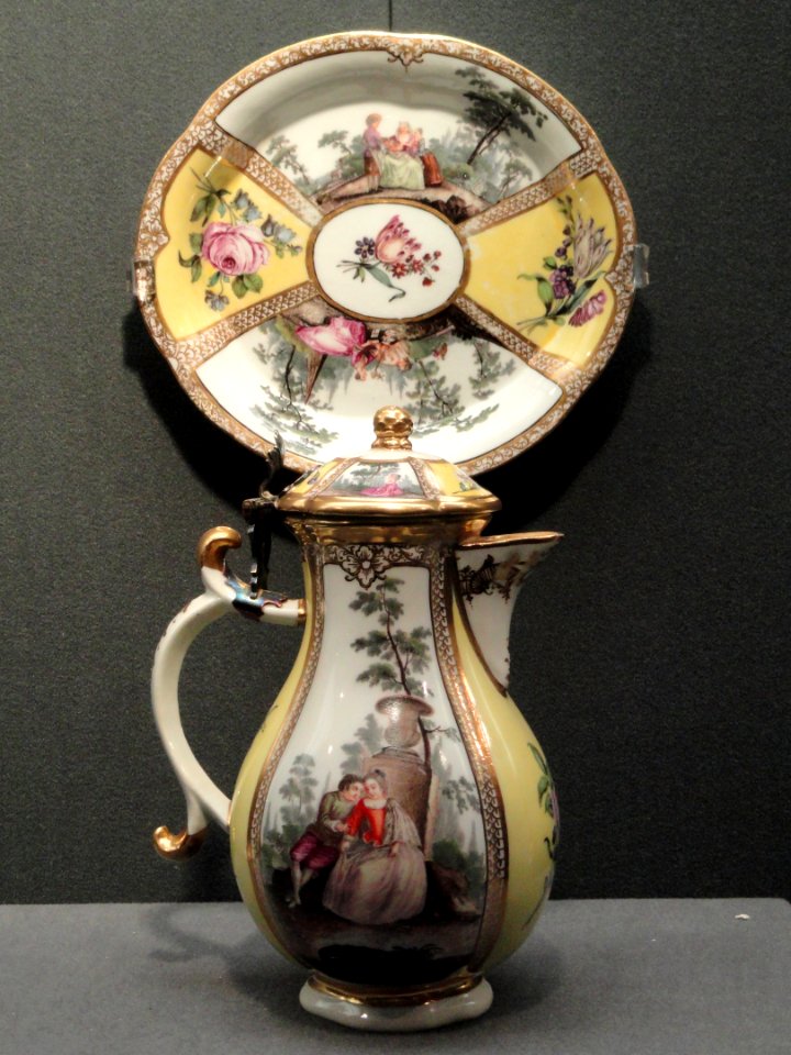Tea service, view 1, c. 1745, Meissen, hard-paste porcelain, overglaze enamels, gilding - Gardiner Museum, Toronto - DSC00890