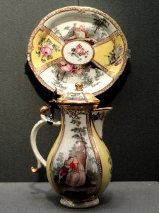 Tea service, view 1, c. 1745, Meissen, hard-paste porcelain, overglaze enamels, gilding - Gardiner Museum, Toronto - DSC00890