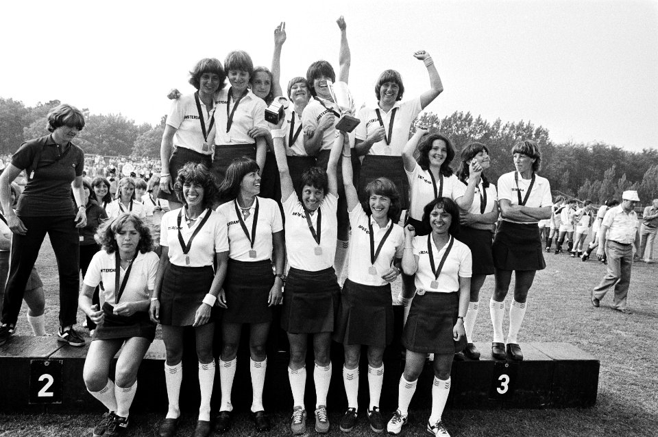 Team van Amsterdam met de beker, Bestanddeelnr 930-2961