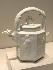 Teapot, c. 1720, Du Paquier Porcelain Manufactory, Vienna, porcelain - Art Institute of Chicago - DSC00037